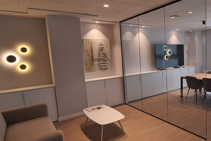 Espacio corporativo moderno destinado a reuniones y atención profesional