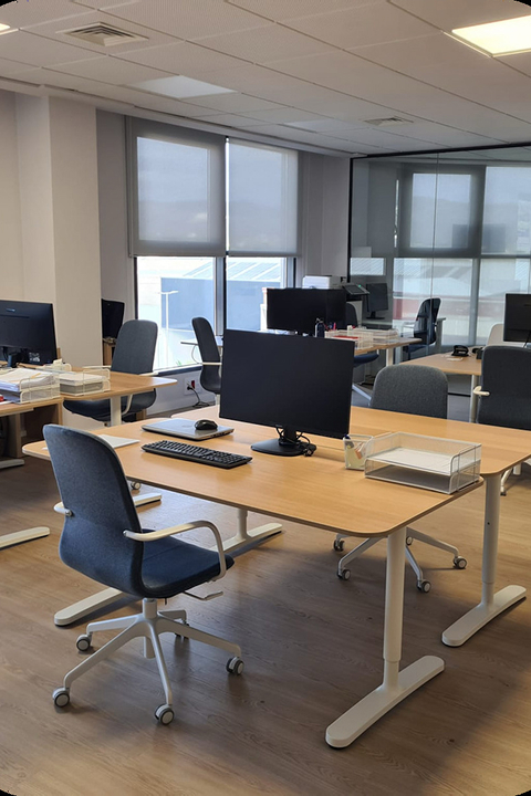 Oficina moderna con puestos de trabajo y equipamiento profesional